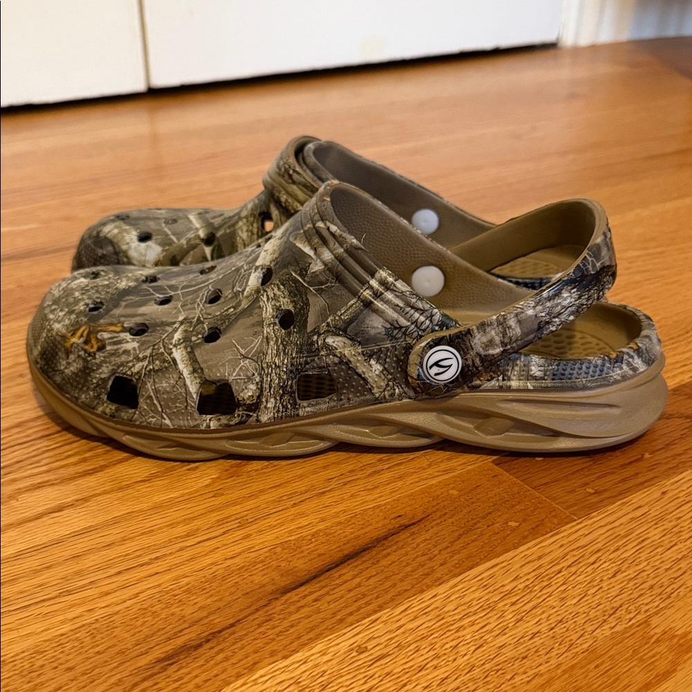 Camo Hobibear Men’s Sandals- M9.5/W11- Like New
